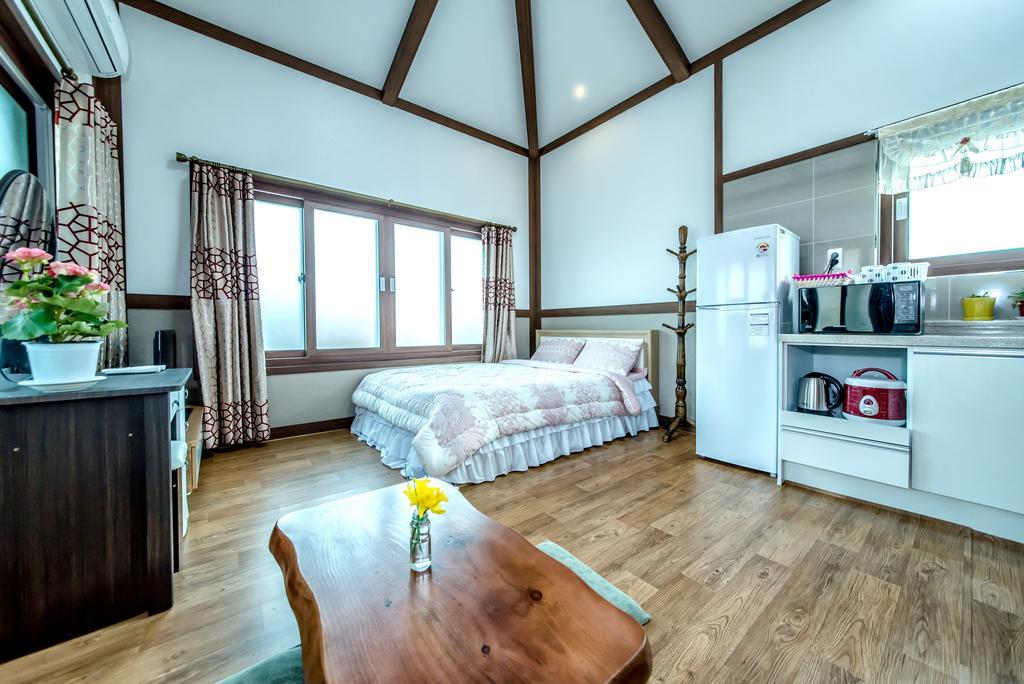 Вилла Jeju Myung House Согвипхо Экстерьер фото